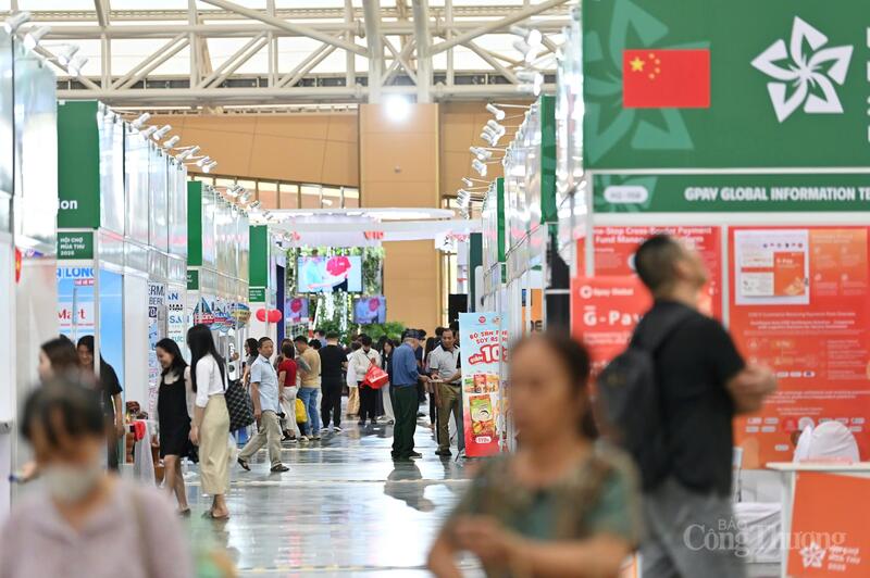 Các gian hàng của doanh nghiệp Trung Quốc thu hút lượng khách tham quan đông đảo, đặc biệt là các doanh nghiệp Việt Nam hoạt động trong lĩnh vực sản xuất, vật liệu và công nghiệp phụ trợ.