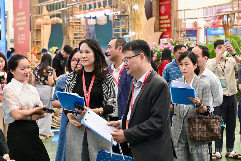 Theo đánh giá của Hội đồng Giám khảo, nhiều gian hàng của doanh nghiệp thiết kế với tông xanh làm điểm nhấn nhận diện thương hiệu, mang phong cách hiện đại và bắt mắt, tạo ấn tuợng mạnh với khách tham quan