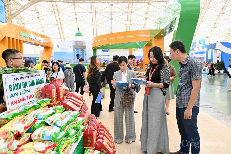 Gian hàng của nhiều địa phương đã giới thiệu những đặc sản, vốn là thế mạnh của mình và được Hội đồng đánh giá cao