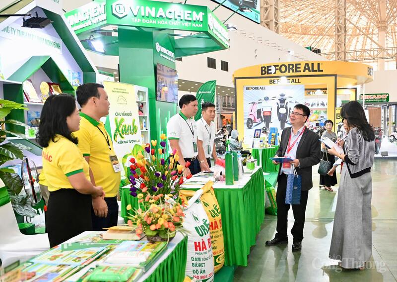 Các sản phẩm tiêu biểu được doanh nghiệp bày trí bắt mắt tại gian hàng