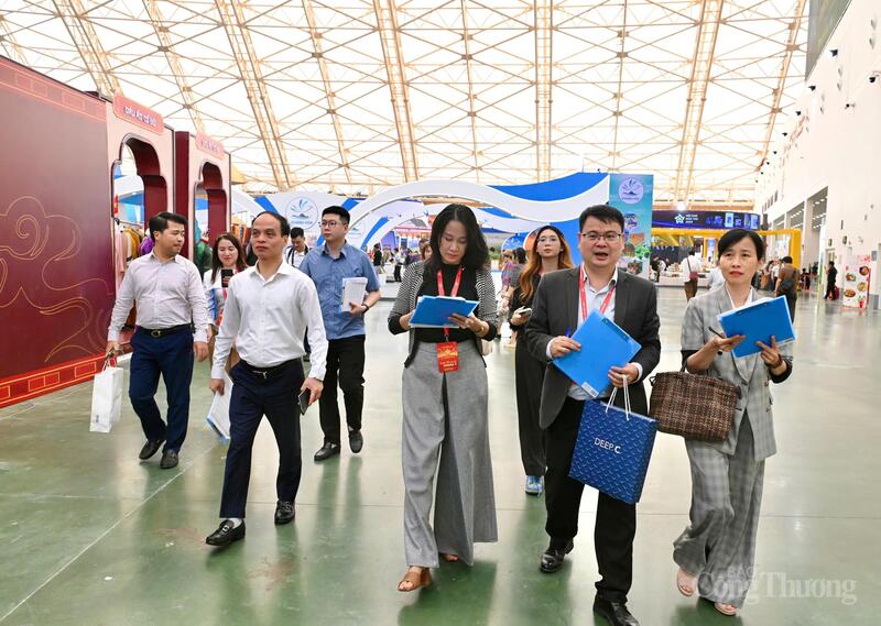 Chiều ngày 28/10/2025, Hội đồng Giám khảo đã đi chấm điểm các gian hàng có “Không gian trưng bày tiêu biểu” tại Hội chợ Mùa Thu lần thứ nhất - 2025.