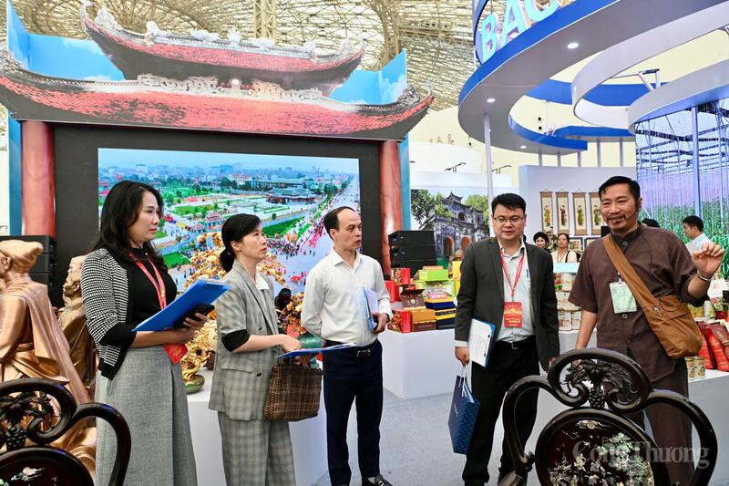 Đại diện các tỉnh, thành phố giới thiệu các mô hình sản phẩm đặc trưng tiêu biểu, làng nghề truyền thống của địa phương