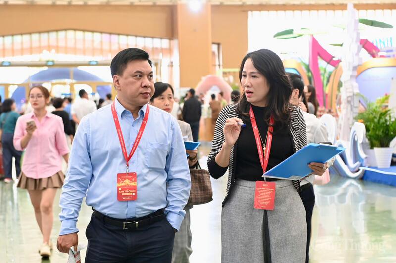 Các thành viên Hội đồng đã chấm điểm trực tiếp tại gian trưng bày.