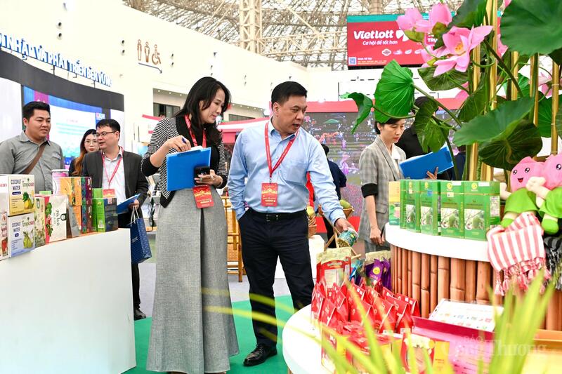 Nhiều gian hàng của địa phương trưng bày các sản phẩm tiêu biểu: sản phẩm OCOP, sản phẩm công nghiệp nông thôn, sản phẩm công nghiệp ngoài khu công nghiệp, hàng tiêu dùng có tiềm năng xuất khẩu