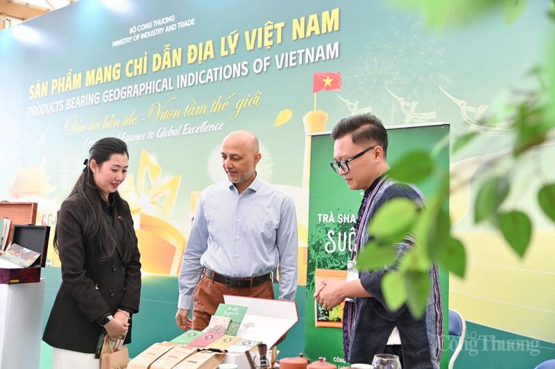 Sự quan tâm của các đại diện Cơ quan Ngoại giao trong nước và quốc tế đã khẳng định tầm quan trọng của Hội chợ Mùa Thu lần thứ nhất - 2025 như một cầu nối thương mại hiệu quả giữa Việt Nam và thế giới.