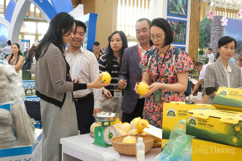 Nhiều gian hàng đã bố trí thuyết minh viên giới thiệu đặc sản của địa phương