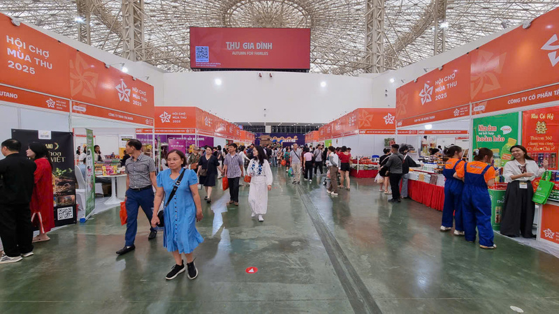 Hội chợ đã thu hút đông đảo người dân, doanh nghiệp đến tham quan, mua sắm
