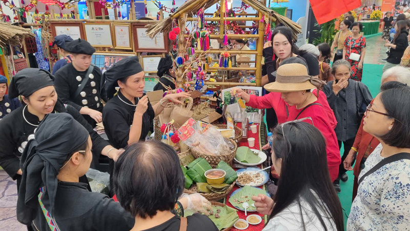 Gian hàng của các tỉnh vùng cao thu hút khách tham quan