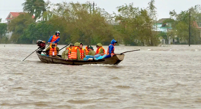 Lãnh đạo thành phố Huế trực tiếp về với người dân vùng lũ. Ảnh: Nguyễn Tuấn