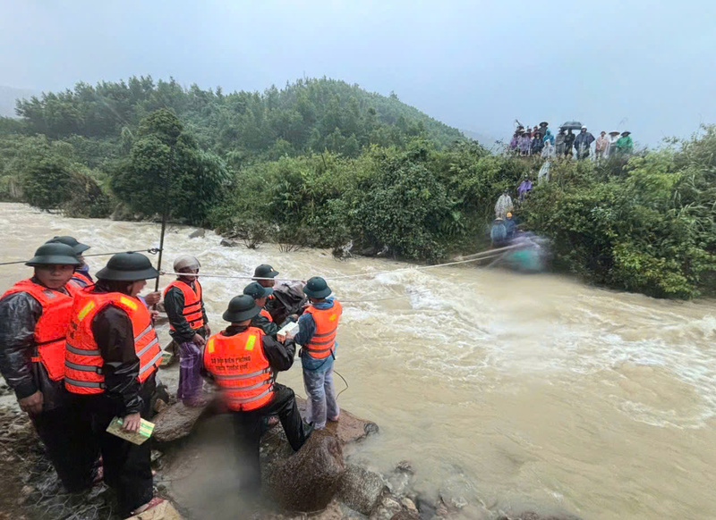 Ngày 29/10, Đồn Biên phòng cửa khẩu Hồng Vân cứu trợ 200kg gạo,10 thùng mì tôm, 3 thùng sữa cho 26 hộ/107 khẩu tại thôn Ta Lo A Hố (xã Hồng Vân, A Lưới cũ) bị cô lập do nước lũ. Ảnh: Nguyễn Tuấn