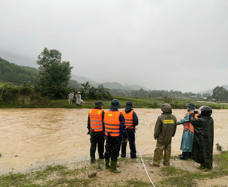 Đồn Biên phòng cửa khẩu A Đớt phối hợp chính quyền địa phương tiếp tế lương thực là 20kg gạo, 3 thùng mì tôm và một số nhu yếu phẩm cần thiết cho hộ gia đình A Viết Đơi có 5 khẩu tại thôn A Roàng 2, xã A Lưới 4. Ảnh: Nguyễn Tuấn