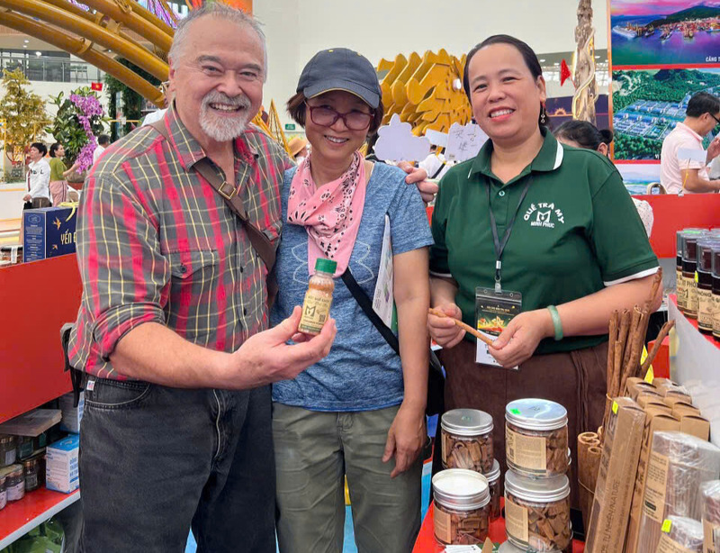 Bà Nguyễn Thị Việt giới thiệu các sản phẩm từ quế Trà My đến với du khách quốc tế tại Hội chợ Mùa Thu lần thứ nhất - 2025. Ảnh: Bình An