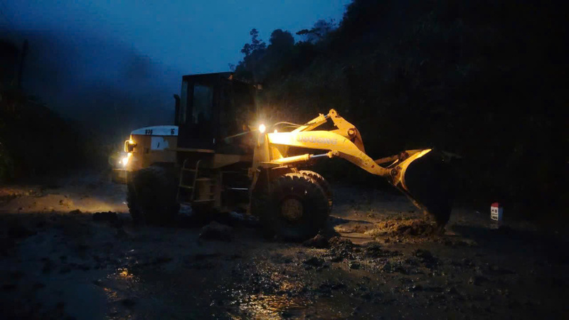 Các lực lượng chức năng trắng đêm để khắc phục. Ảnh: Nguyễn Dương
