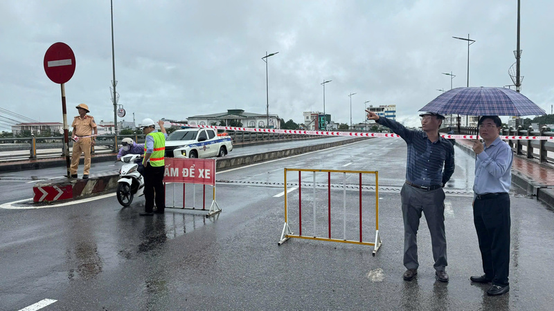 Lực lượng chức năng đặt biển và rào chắn ngăn lưu thông tạm thời để đảm bảo an toàn. Ảnh: Nguyễn Dương