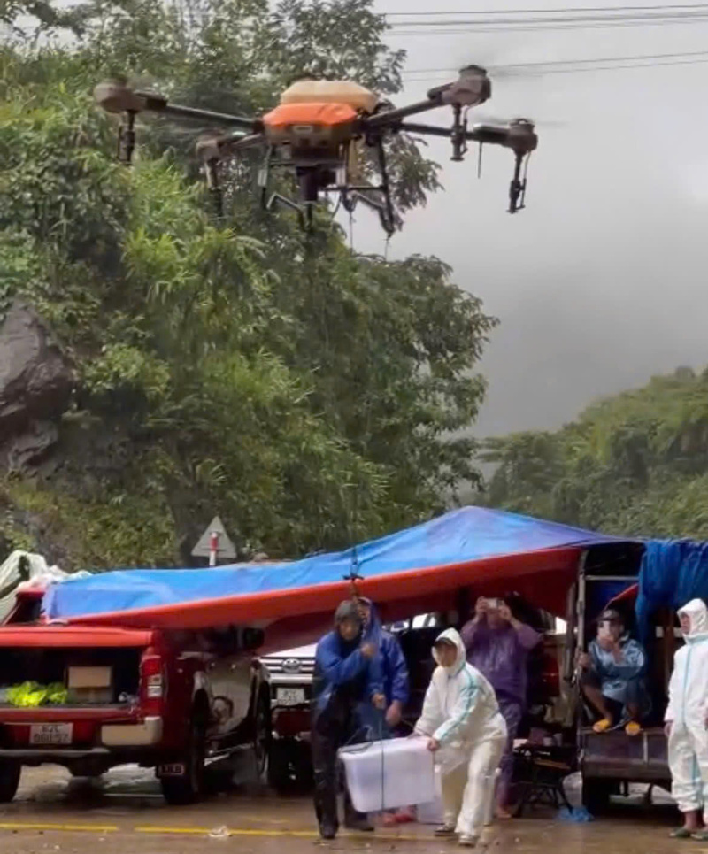 Đội SOS đèo Lò Xo cũng dùng phương thức này để vận chuyển nhu yếu phẩm cho các tài xế vào người dân bị mắc kẹt trên đèo Lò Xo. Ảnh: Nguyễn Dương