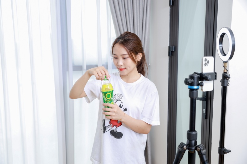 Làm thêm giúp sinh viên tự lập và trải nghiệm, nhưng cũng dễ căng thẳng. Một chai Trà Xanh Không Độ mát lạnh là “bí kíp” để họ giải nhiệt, giữ tinh thần sảng khoái mỗi ngày.