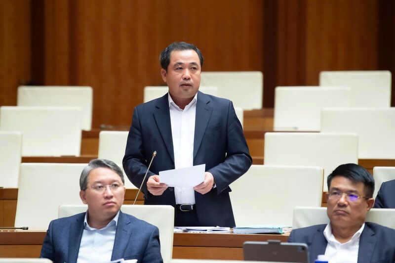 Bộ trưởng Trần Văn Thắng làm rõ thêm các vấn đề đại biểu nêu. Ảnh: QH