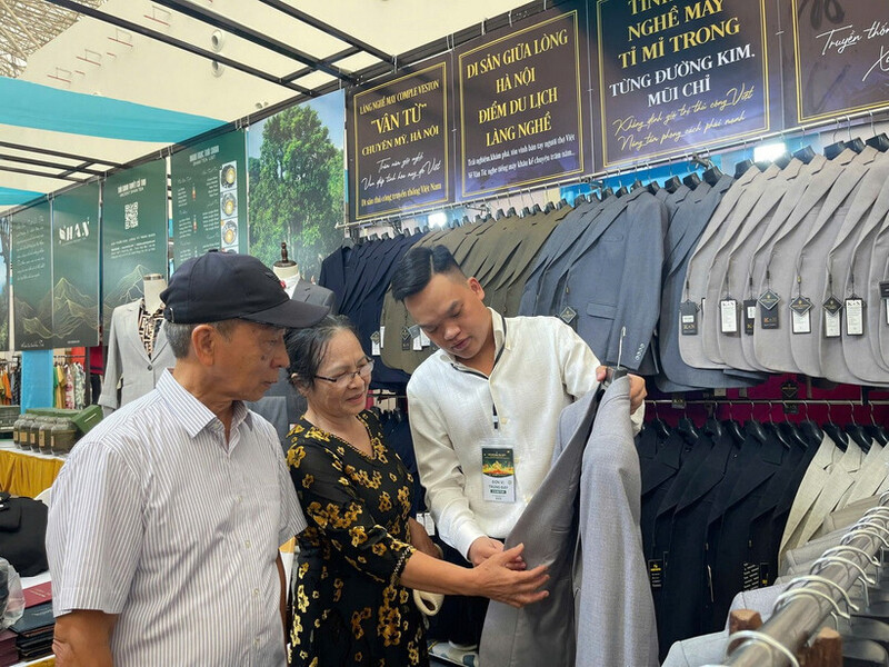 Gian hàng của Hợp tác xã may làng nghề Vân Từ (Phú Xuyên, Hà Nội)