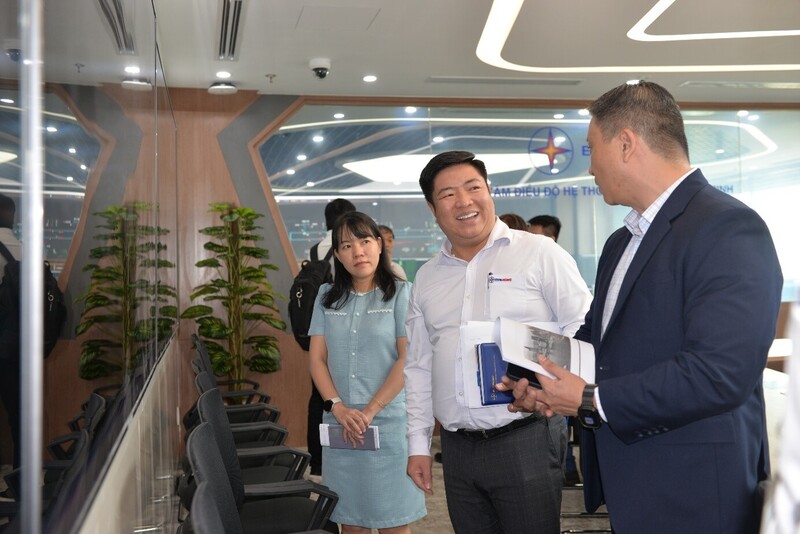 Ông Luân Quốc Hưng - Phó Tổng giám đốc EVNHCMC  (áo trắng) giới thiệu với Tổng giám đốc nhà máy Intel về Trung tâm Điều độ hệ thống điện TP. Hồ Chí Minh. Ảnh: EVNHCMC.