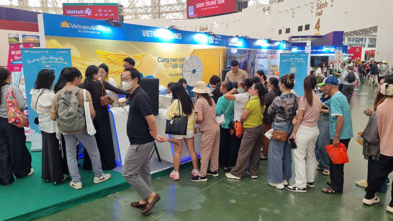 Người dân xếp hàng tại gian trưng bày của Vietnam Airlines