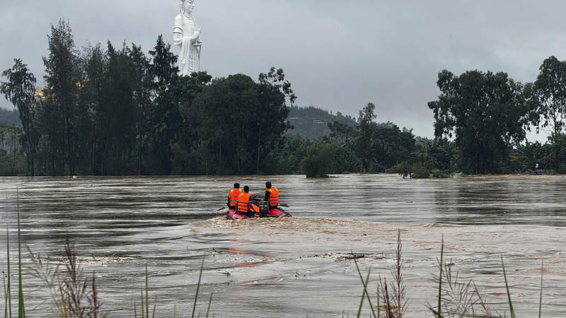 Nhiều hộ dân khác vẫn cố chấp ở lại trên bãi bồi để giữ tài sản đã bị cưỡng chế đưa vào bờ. Ảnh: Nguyễn Dương