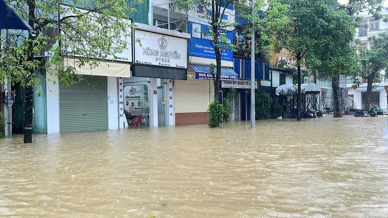 Thành phố Huế bị ngập sâu trong nước lũ. Ảnh: Nguyễn Tuấn