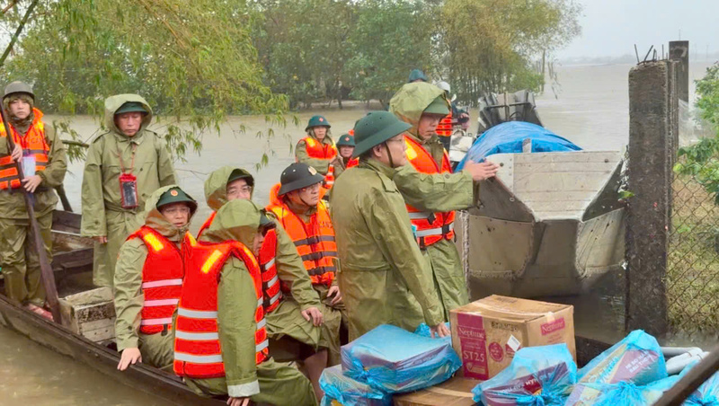 Đoàn lãnh đạo thành phố Huế vận chuyển nhu yếu phẩm cần thiết tặng cho người dân vùng lũ. Ảnh: Nguyễn Tuấn