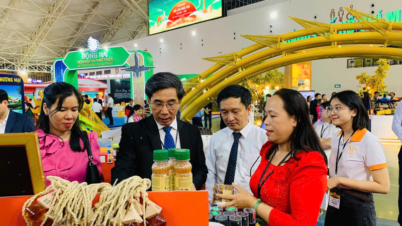 Lãnh đạo TP. Đà Nẵng tham quan các sản phẩm quế Trà My tại hội chợ. Ảnh: Bình An
