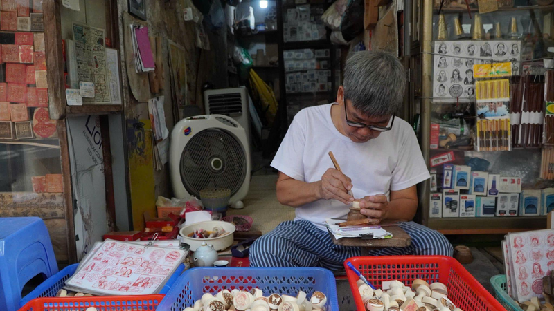 Bác Toàn là người nghệ nhân đã làm nghề khắc dấu gỗ từ năm 1993 đến hiện nay. Ảnh: Châu Anh