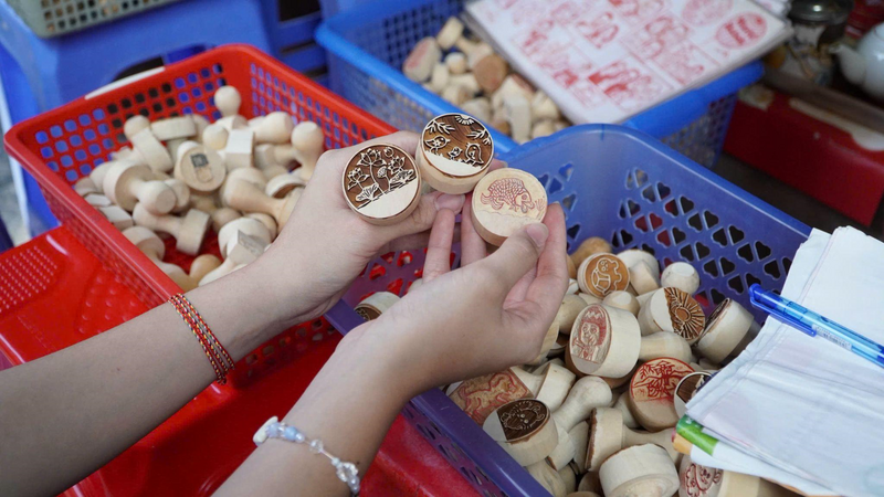 Những con dấu gỗ với đa dạng các mẫu hình khác nhau. Ảnh: Châu Anh