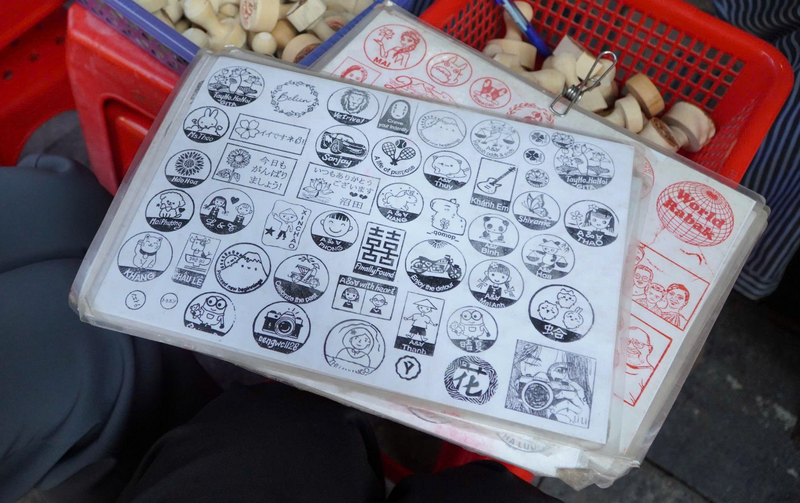 Bác Toàn đã biến tấu thêm các mẫu mã và hình dáng khác nhau để phù hợp với thị hiếu mua hàng của các bạn trẻ. Ảnh: Châu Anh