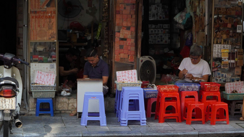 Những người nghệ nhân vẫn miệt mài với công việc của mình. Ảnh : Châu Anh