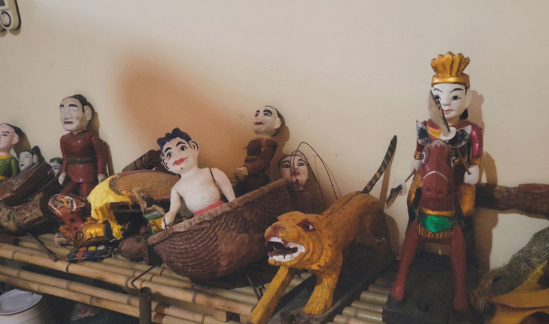 Phường rối Đào Thục bỏ công đục đẽo, làm thêm rối để luyện tập, cải tiến các tích trò cổ, bổ sung lời ca theo các điệu chèo, quan họ. Nguồn: Vân Anh.