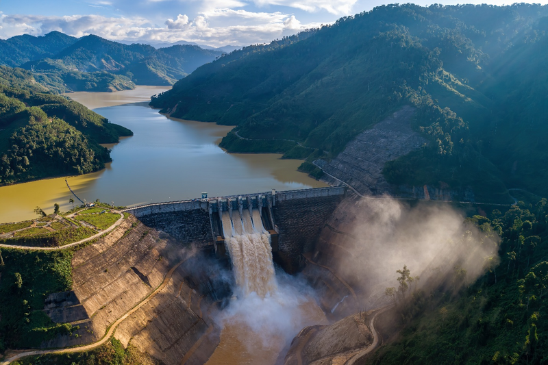 Nhà máy Thủy điện Sông Bung 4 điều tiết nước qua đập tràn