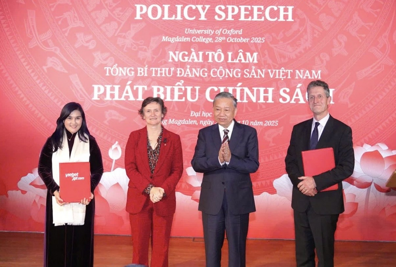 Tổng Bí thư Tô Lâm (thứ 3, trái) và Giáo sư Irene Tracey, Hiệu trưởng Đại học Oxford (thứ 2, trái) chứng kiến Phó Tổng giám đốc Vietjet Hồ Ngọc Yến Phương (bìa trái) và Giáo sư Myles Allen, Giám đốc Trung tâm Oxford Net Zero, ĐH Oxford (bìa phải) trao văn kiện công bố kết quả công trình nghiên cứu Net Zero Carbon