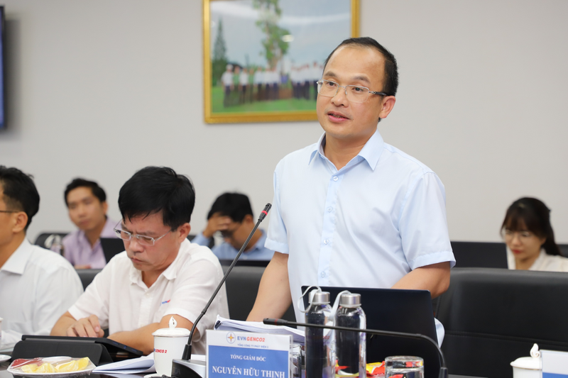 Ông Nguyễn Hữu Thịnh – Thành viên HĐQT kiêm TGĐ EVNGENCO2 báo cáo các nội dung tại buổi làm việc