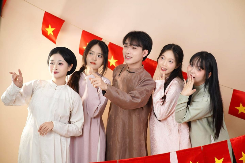 Các thành viên Việt phục Hoàng Thành. Ảnh: NVCC.