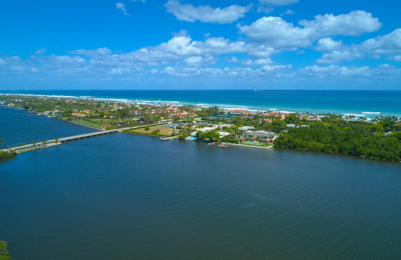 Palm Beach được mệnh danh là “Billionaires’ Front Row”, với ít nhất 58 tỷ phú đô la sở hữu bất động sản tại đây.