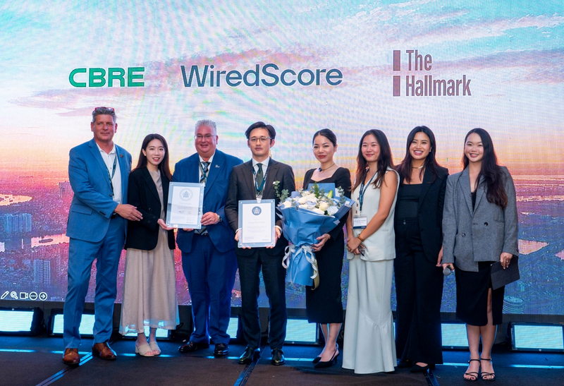Đại diện The Hallmark nhận chứng nhận hạng Bạch kim của WiredScore