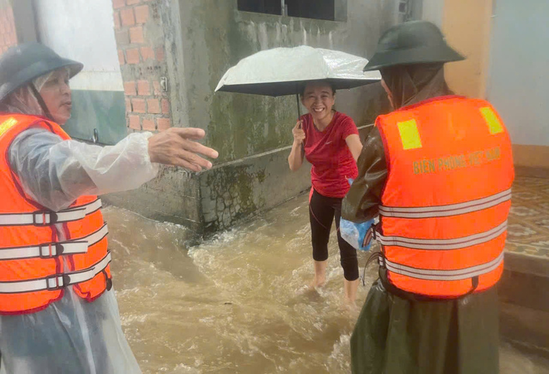 Kịp thời hỗ trợ nhu yếu phẩm cho người dân vùng lũ. Ảnh: Nguyễn Tuấn