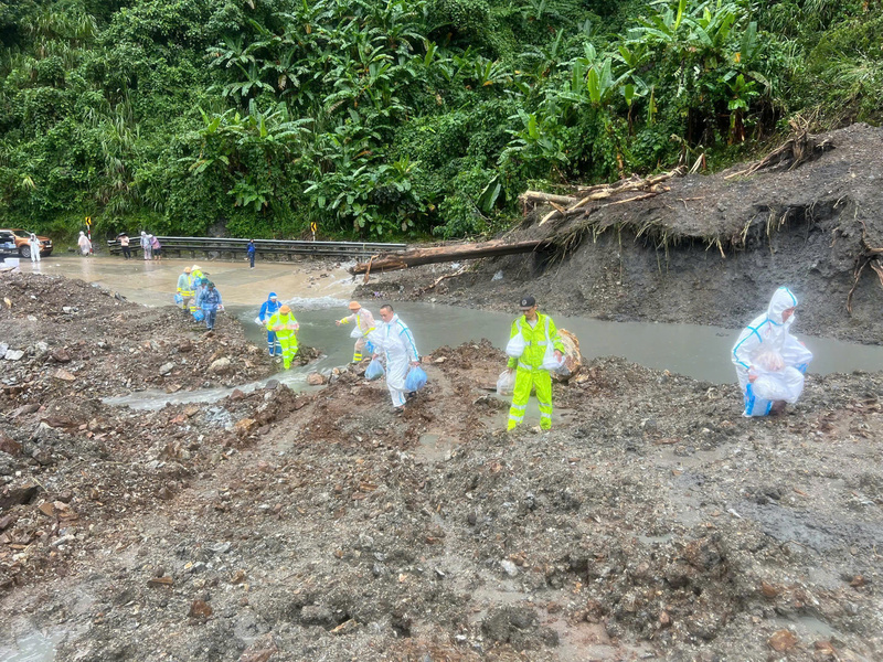 Để những tài xế, phụ xe bị mắc kẹt ở giữa các điểm sạt lở không bị đói, Cảnh sát giao thông Công an TP. Đà Nẵng, Công an tỉnh Quảng Ngãi cùng người dân địa phương tổ chức tiếp tế lương thực và nước uống. Ảnh: Nguyễn Dương