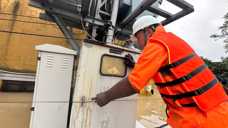 Nhân viên ngành điện miền Trung làm việc khẩn trương, trách nhiệm để sớm cấp điện trở lại cho người dân. Ảnh: Bình An
