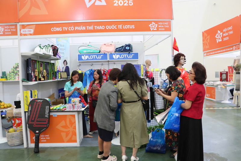 Gian hàng Lotus thu hút đông đảo khách tham quan và người tiêu dùng tại Hội chợ Mùa Thu lần thứ nhất - 2025 - Ảnh: Hán Hiển