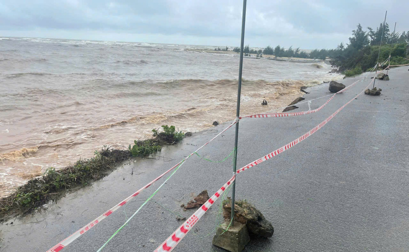 Hạ tầng giao thông, các tuyến đường ven biển bị xâm thực sâu vào đất liền, sạt lở nghiêm trọng sau trận lũ lịch sử. Ảnh: Nguyễn Tuấn