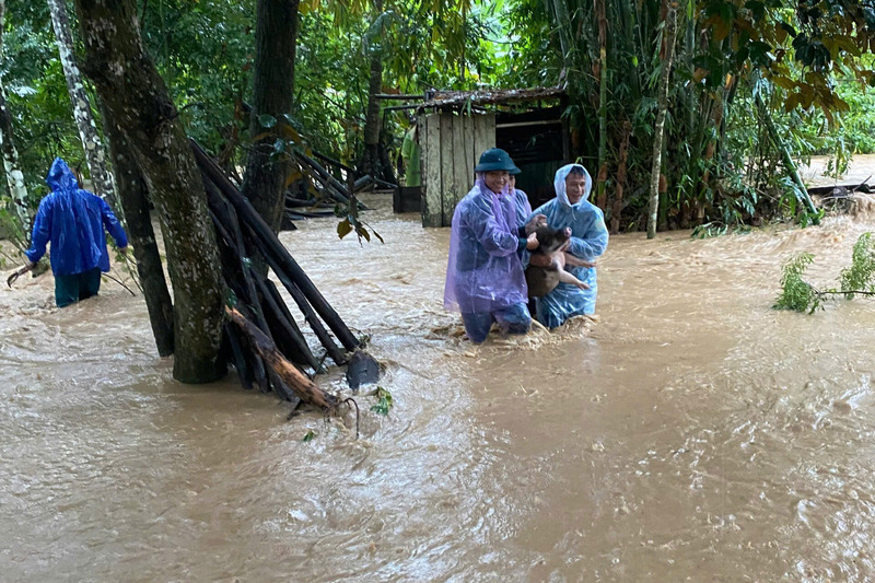 Giúp người dân di dời tài sản, vật nuôi. Ảnh: Xã La Dêê