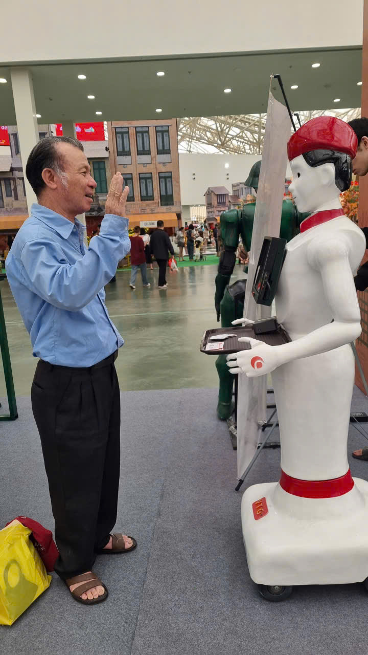 Ông Nguyễn Đình Thường đến từ Thanh Hóa trải nghiệm cùng người máy AI