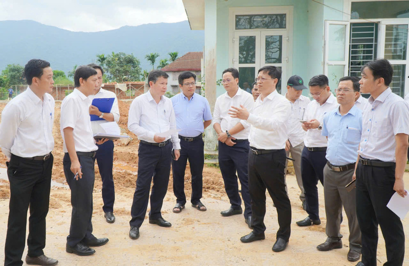 Lãnh đạo thành phố Huế, ngành giáo dục, địa phương lựa chọn địa điểm xây dựng trường ở xã A Lưới 4. Ảnh: Nguyễn Tuấn