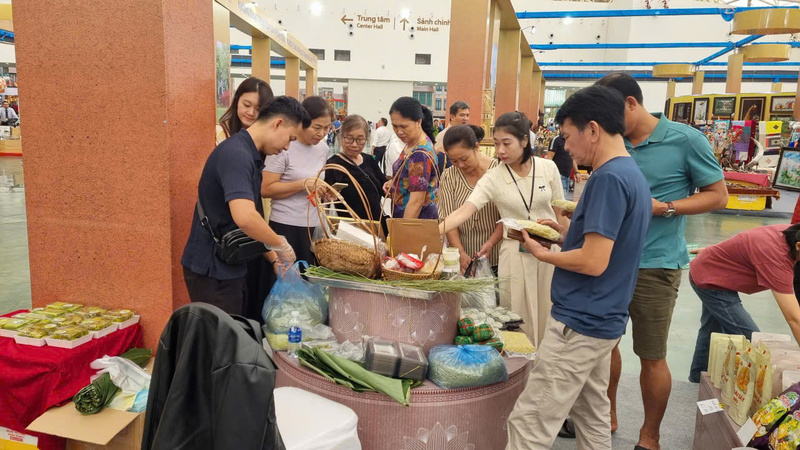 Đại diện các gian hàng hài lòng về doanh số bán hàng