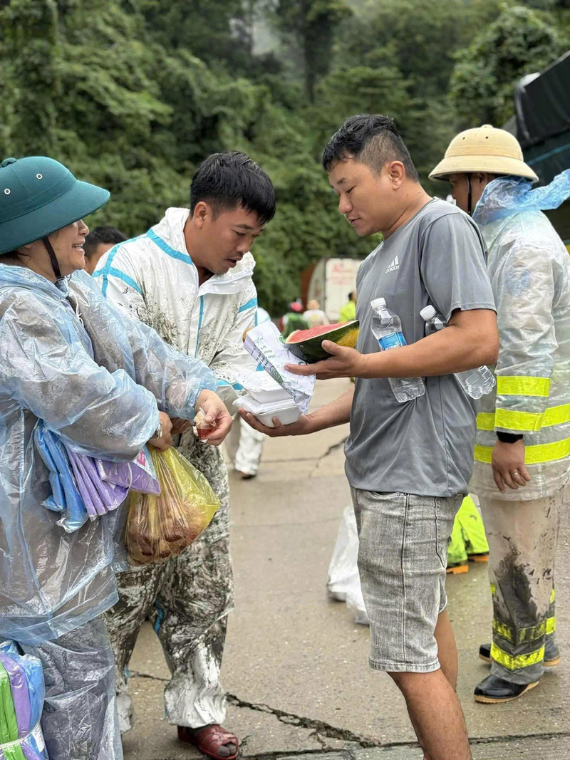 Những hộp cơm nghĩa tình đến tay các tài xế. Ảnh: Nguyễn Dương