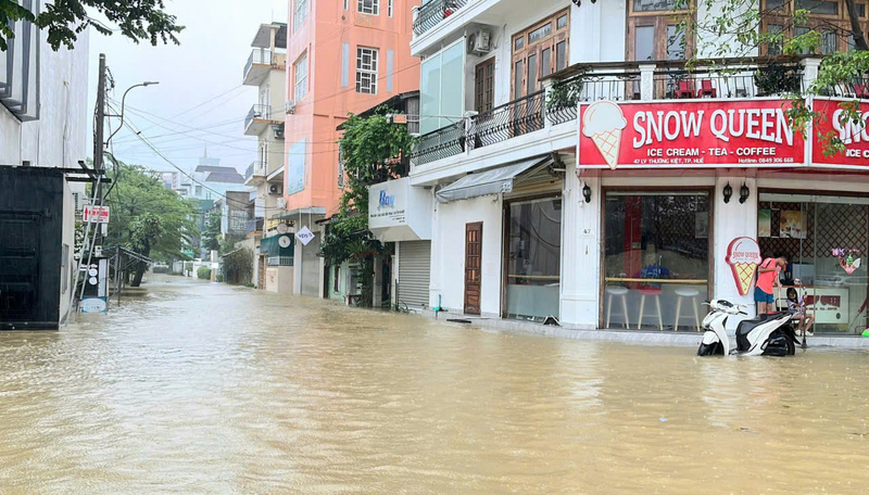 Nước lũ đang rút, lãnh đạo thành phố Huế yêu cầu các địa phương khẩn trương hỗ trợ người dân khắc phục hậu quả lũ lụt. Ảnh: Nguyễn Tuấn
